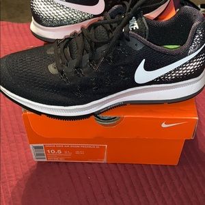 Nike Air Zoom Pegasus 33/Women/10.5/Black & White